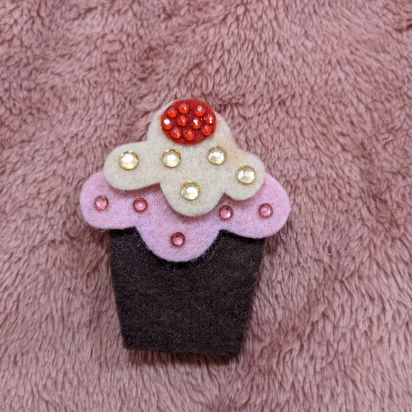 Jewelry - Cupcake pin